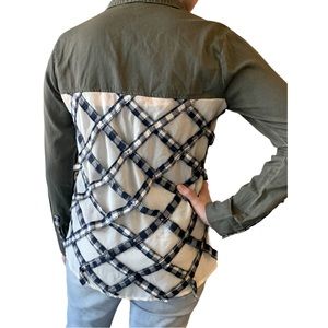 Gimmicks by BKE Chiffon Cutout Netted Plaid Army green Chambray button down